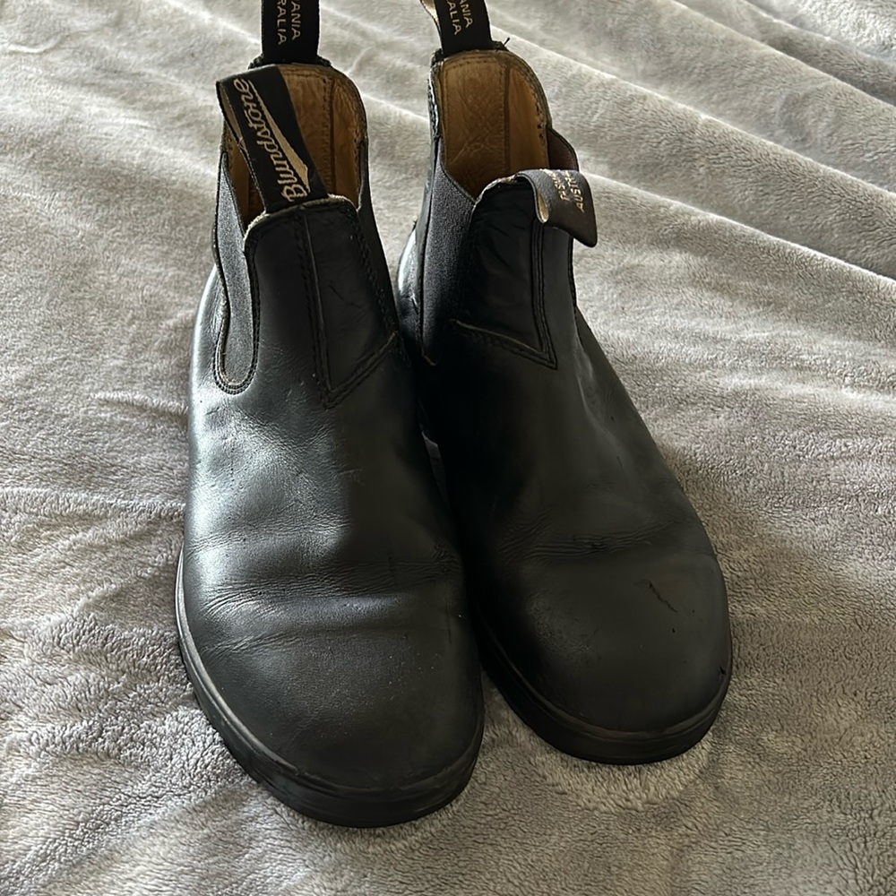 Classic Blundtstone Boots size 6.  Very good used condition.